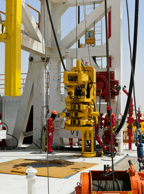 Les travailleurs saoudiens du p&eacute;trole local se sont rassembl&eacute;s et ont assist&eacute; &agrave; l'essai d'un voyou du fer