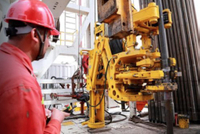 Le « roughneck en fer » est vraiment incroyable, et la tige de forage ne peut être déplacée qu'avec une « presse »